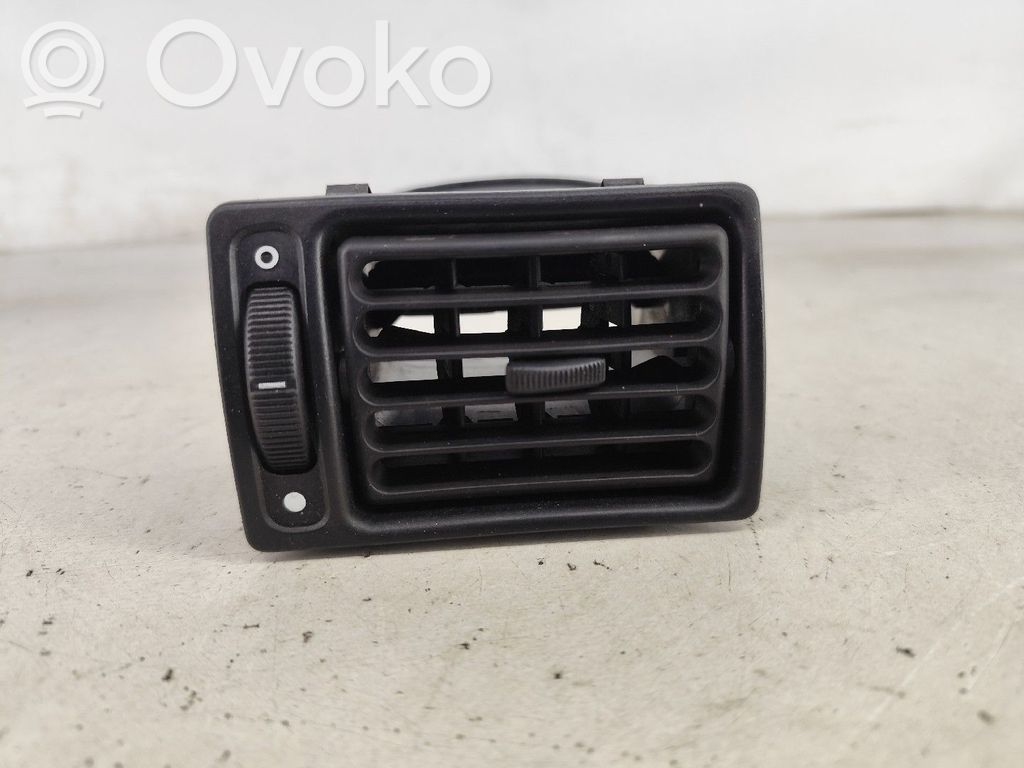 Ford Fiesta Dysze / Kratki środkowego nawiewu deski rozdzielczej 