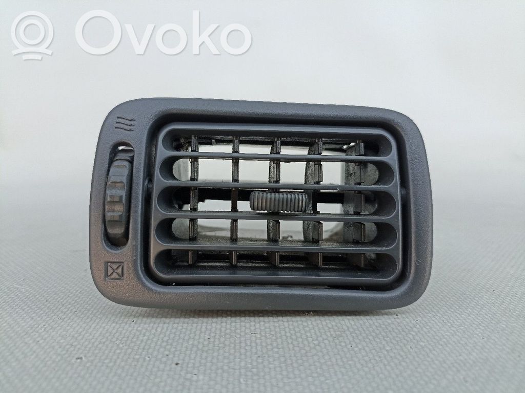 Toyota Corolla E110 Rejilla de ventilación central del panel