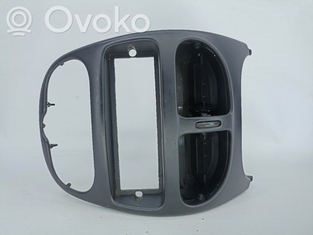Peugeot 206 Moldura de la unidad delantera de radio/GPS 