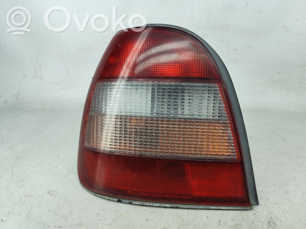 Nissan Sunny Feux arrière sur hayon 