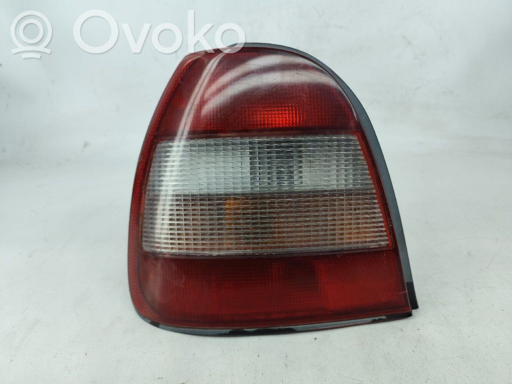 Nissan Sunny Feux arrière sur hayon 
