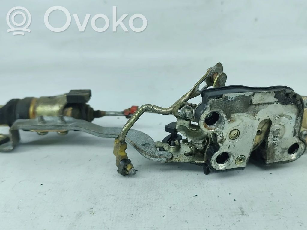 Toyota Corolla E90 Galinių durų spyna 