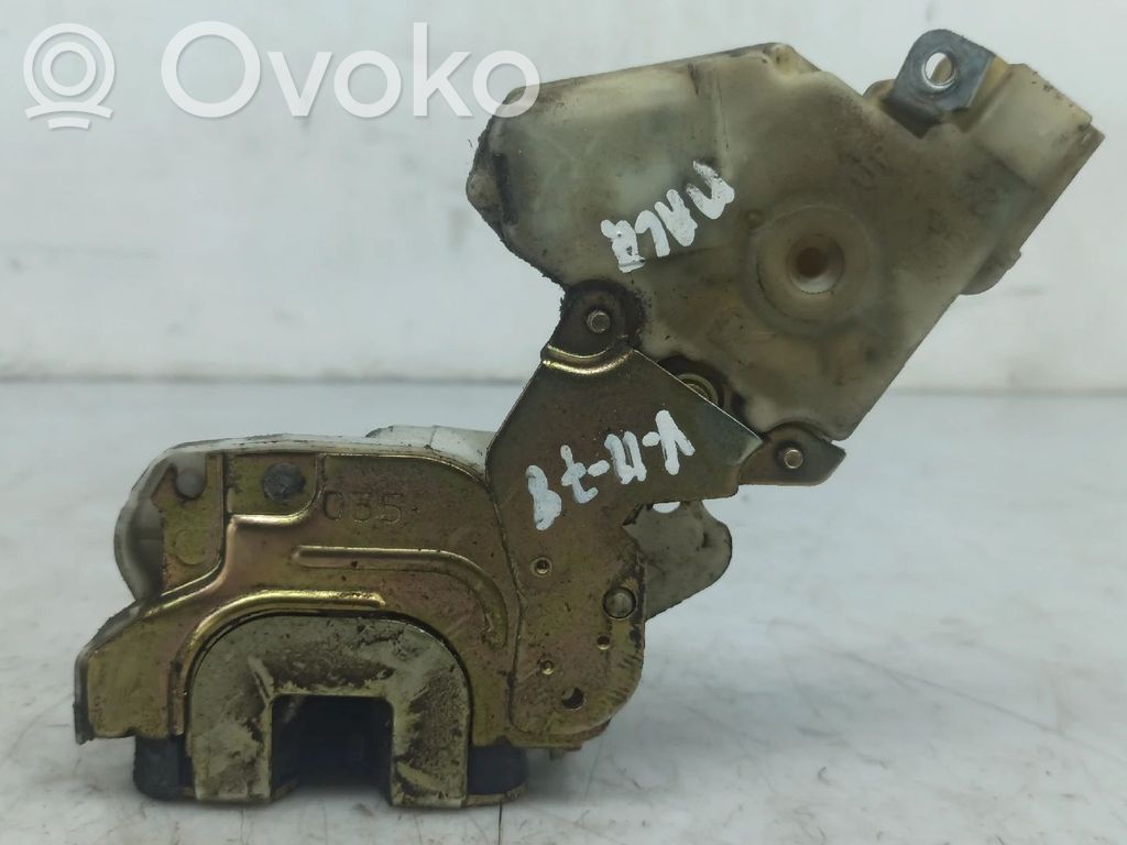 Nissan Terrano Zamek tylnej klapy bagażnika 