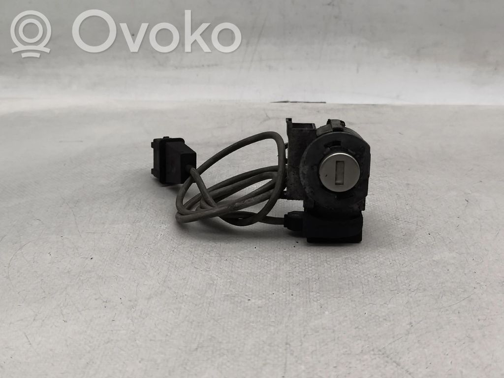 Etuoven lukko (kahvan vieressä)   3PINOS