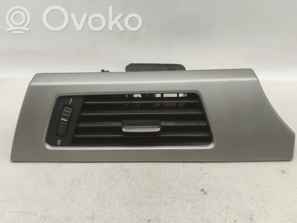 Grille d'aération centrale   14482110,915117301