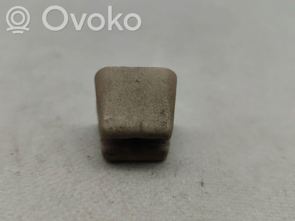 Opel Corsa B Uchwyt osłony przeciwsłonecznej szyberdachu