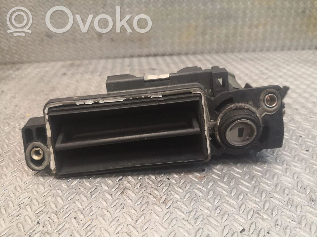 Mercedes-Benz C W203 Przycisk otwierania klapy bagażnika 