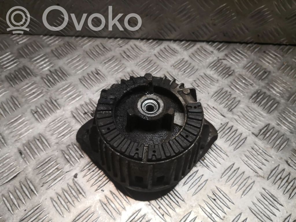 Mercedes-Benz E A207 Engine mount bracket 