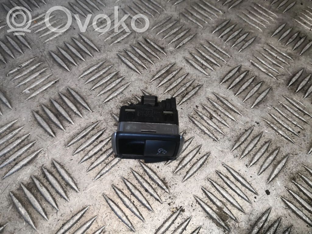 Mercedes-Benz C W204 Tailgate/boot open switch button 