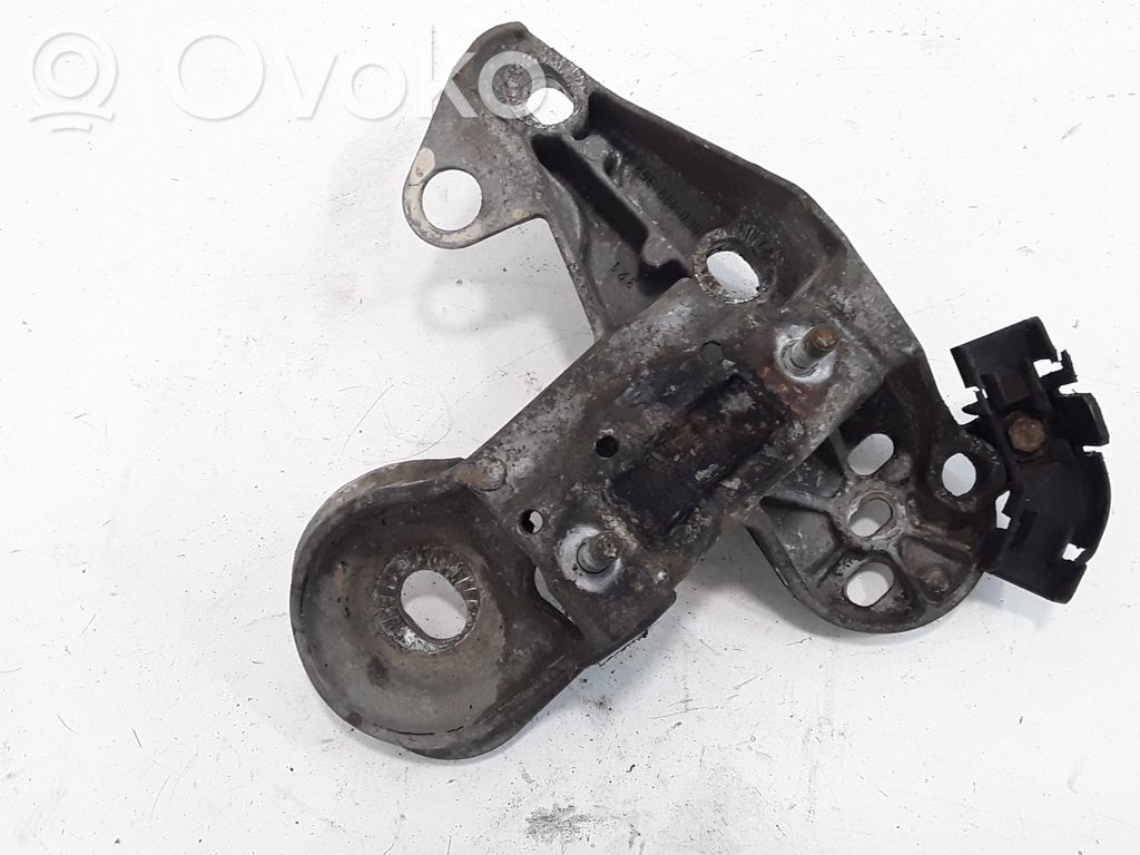 Volkswagen PASSAT B5.5 Engine mounting bracket 