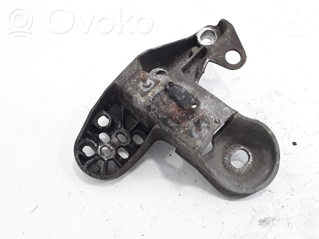 Volkswagen PASSAT B5.5 Engine mounting bracket 