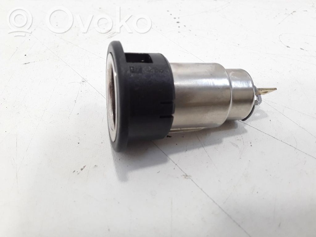 Opel Vectra C 12 V Socket (front) 