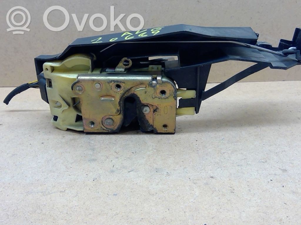 Ford Focus Priekšpusē slēdzene 
