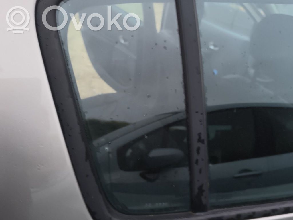Renault Clio III Ventanilla de ventilación de la puerta trasera 