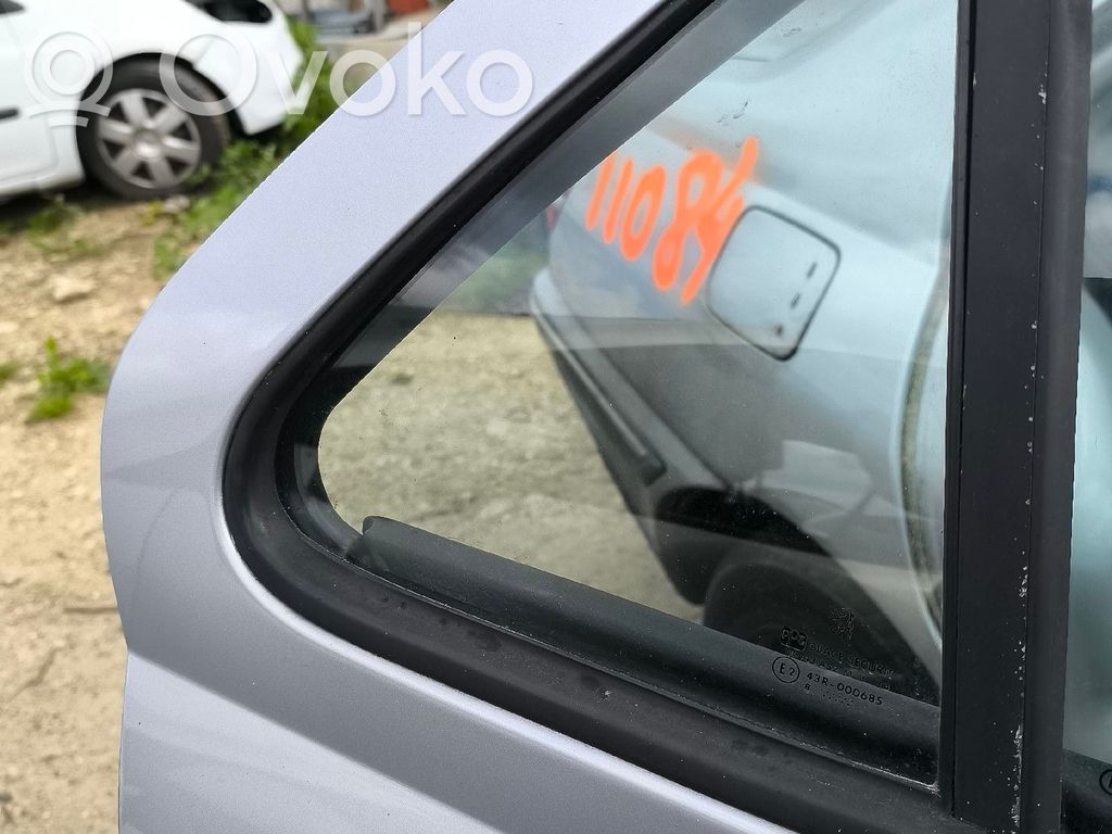 Ventanilla de ventilación de la puerta trasera   9204C7