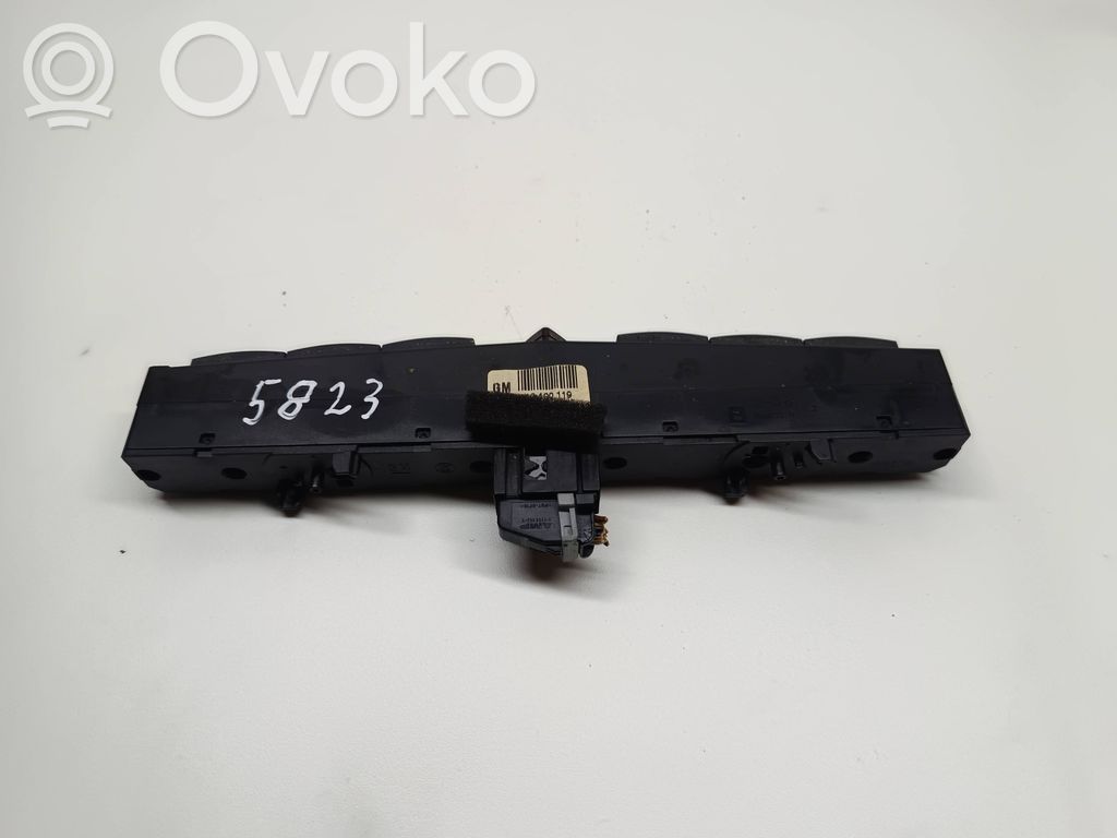 Opel Zafira B Przycisk świateł awaryjnych 