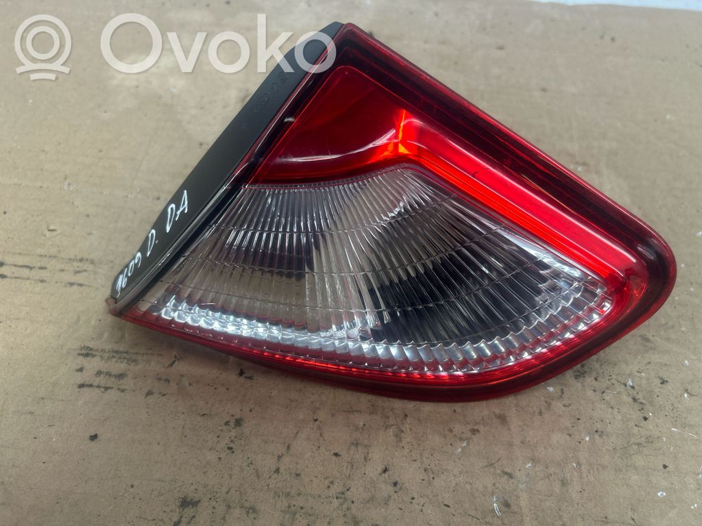 Nissan Qashqai Galinis žibintas dangtyje 