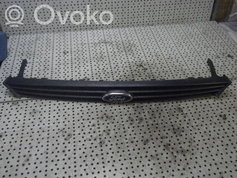 Ford Focus Etupuskurin ylempi jäähdytinsäleikkö 