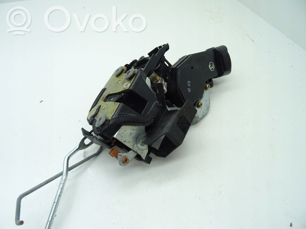 Toyota Corolla E110 Priekšpusē slēdzene 