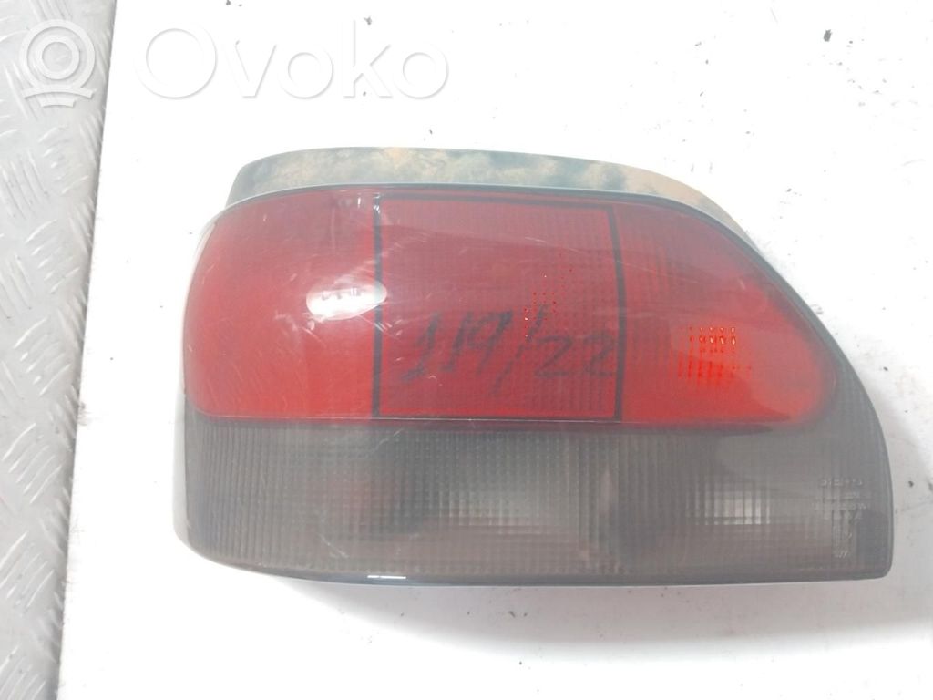 Renault Clio I Aizmugurējais lukturis virsbūvē 