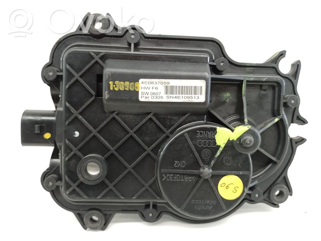 Motor de cierre de puerta trasera   4E0837059