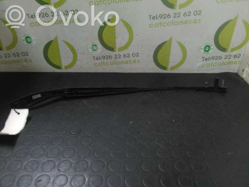 Brazo del limpiaparabrisas delantero