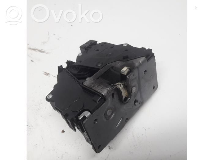 Opel Corsa D Zamek drzwi przednich 