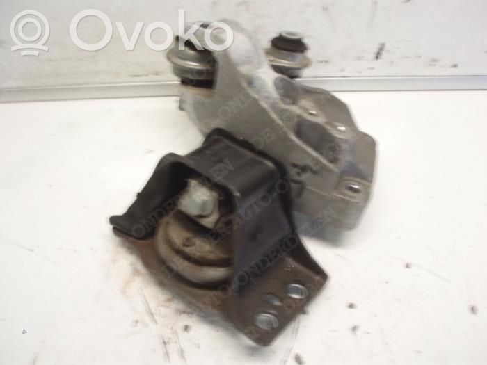 Nissan Primera Engine mount bracket 