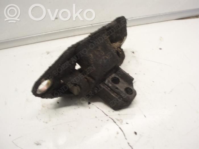 Volvo V70 Engine mount bracket 
