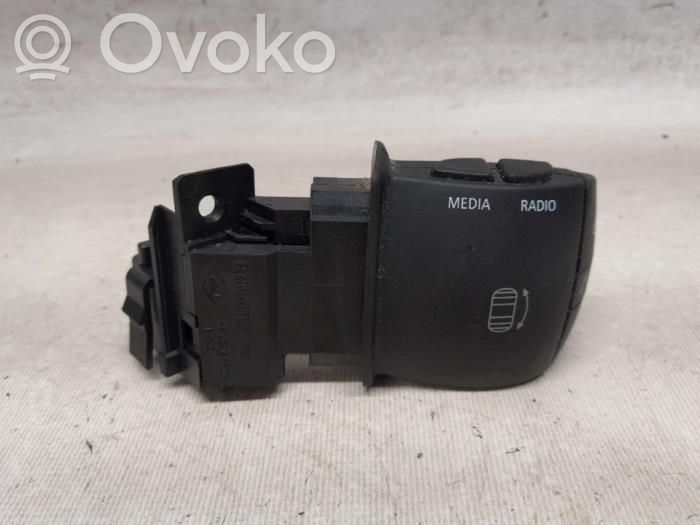Renault Megane III Steering wheel buttons/switches 