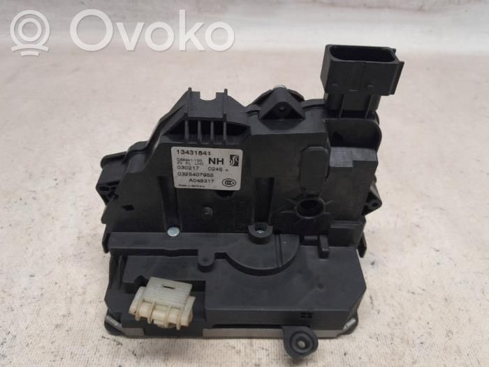 Opel Corsa E Zamek drzwi przednich 