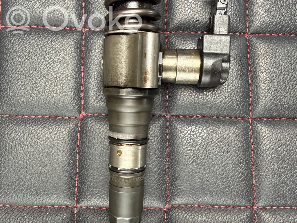 Volkswagen PASSAT B6 Wtryskiwacz paliwa 