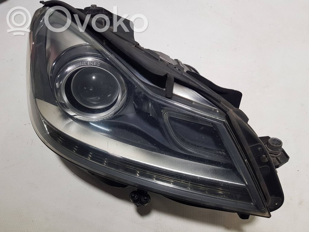 Mercedes-Benz C W204 Lampa przednia 