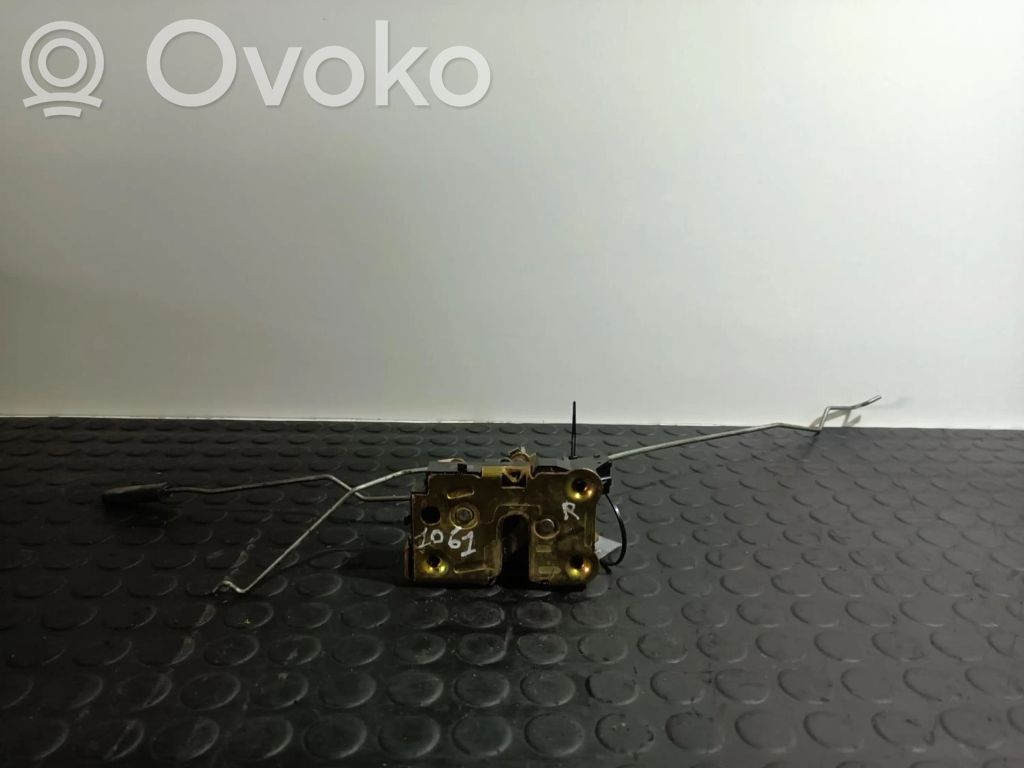 Opel Corsa B Priekšpusē slēdzene 