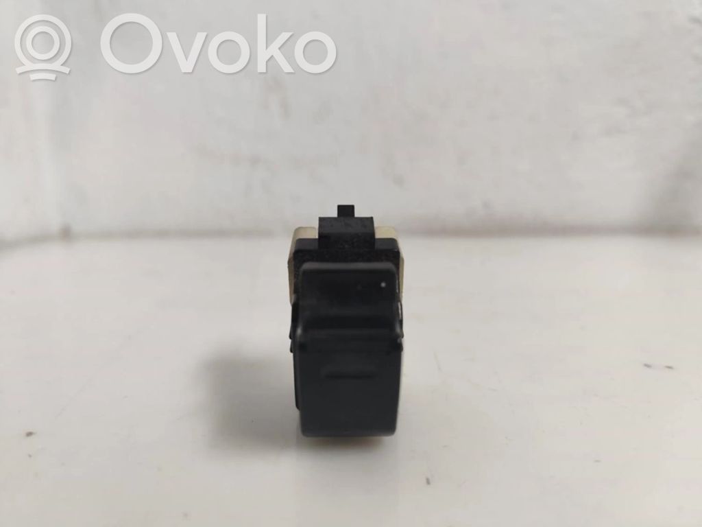 Electric window control switch   6072A00