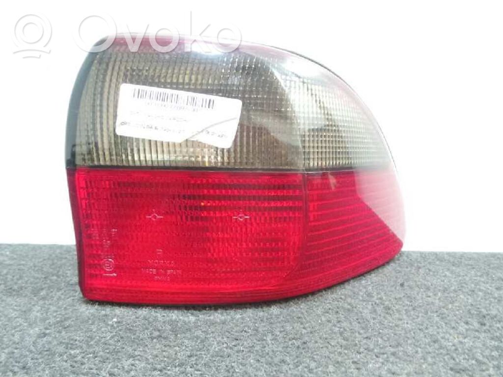 Opel Omega B1 Aizmugurējais lukturis virsbūvē 