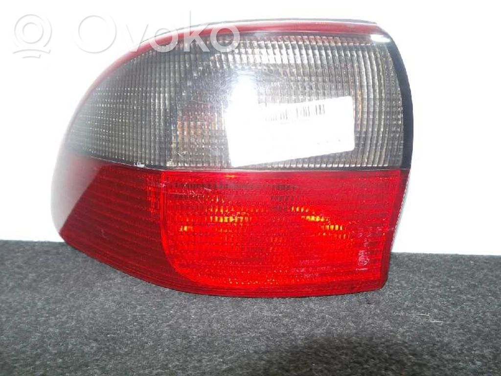 Opel Omega B1 Aizmugurējais lukturis virsbūvē 