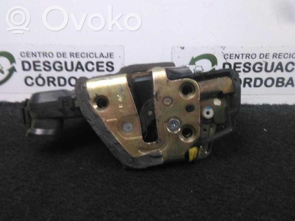 Toyota Corolla Verso E121 Front door lock 