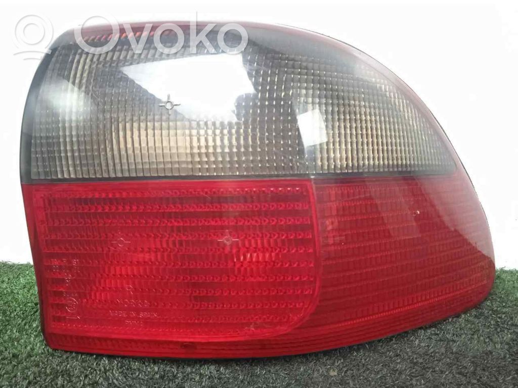 Opel Omega B1 Aizmugurējais lukturis virsbūvē 