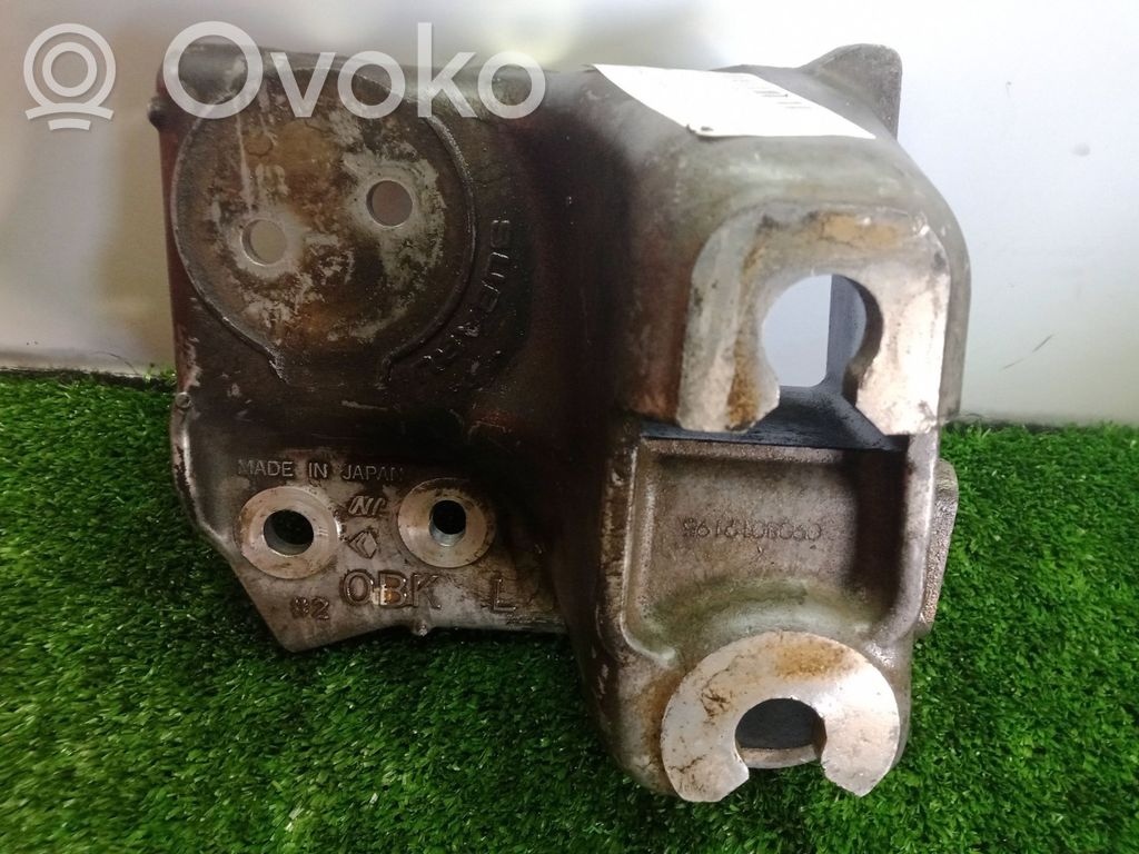 Subaru Legacy Engine mount bracket 