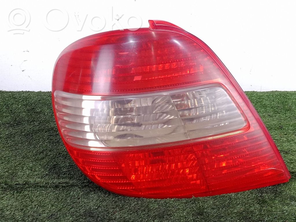 Toyota Avensis T220 Luz trasera/de freno
