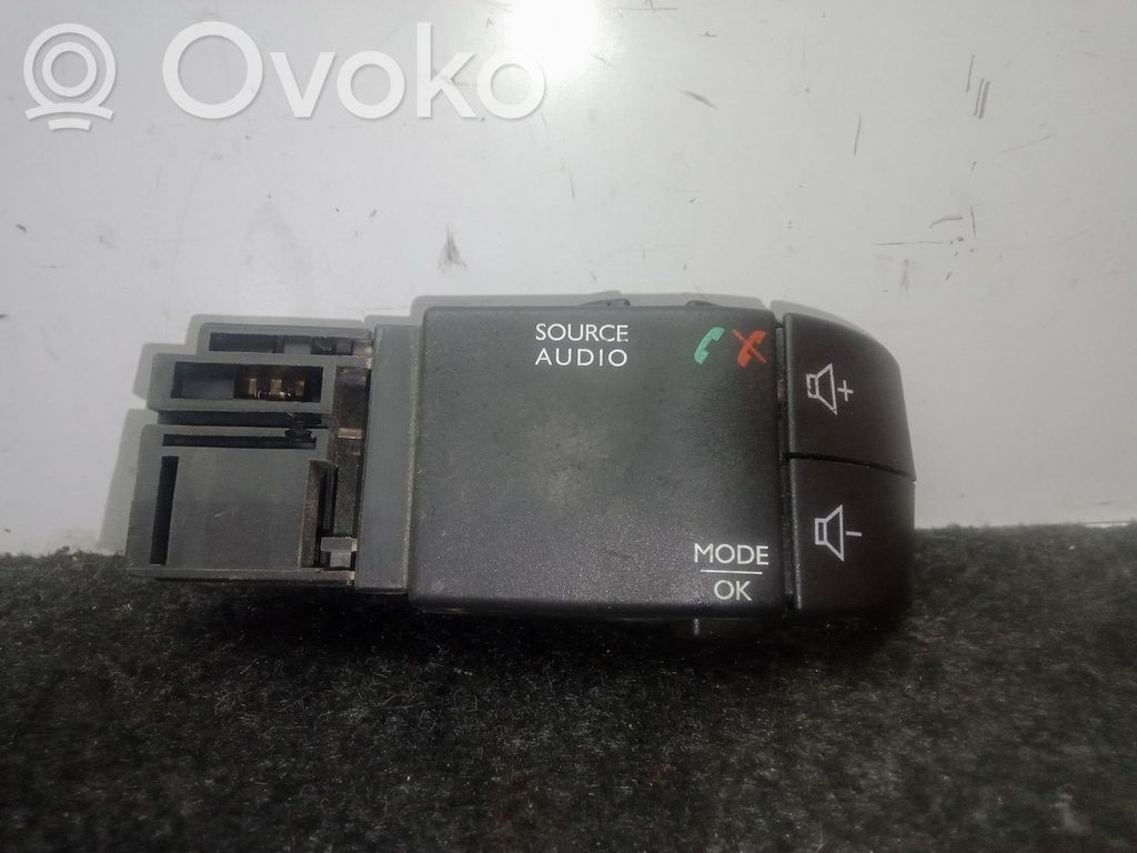 Interrupteur / bouton multifonctionnel   8200796642A,MANDOCONTROLRADIO