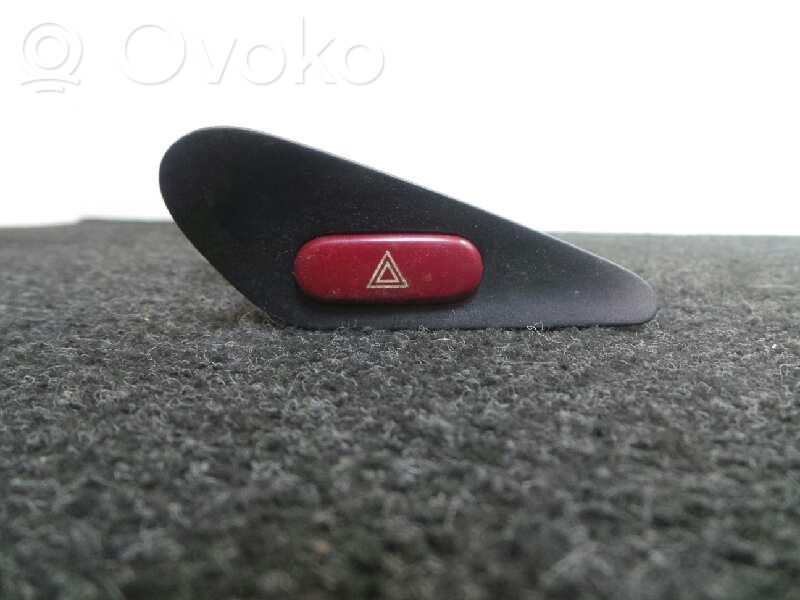 Peugeot 406 Hätävilkkujen kytkin 