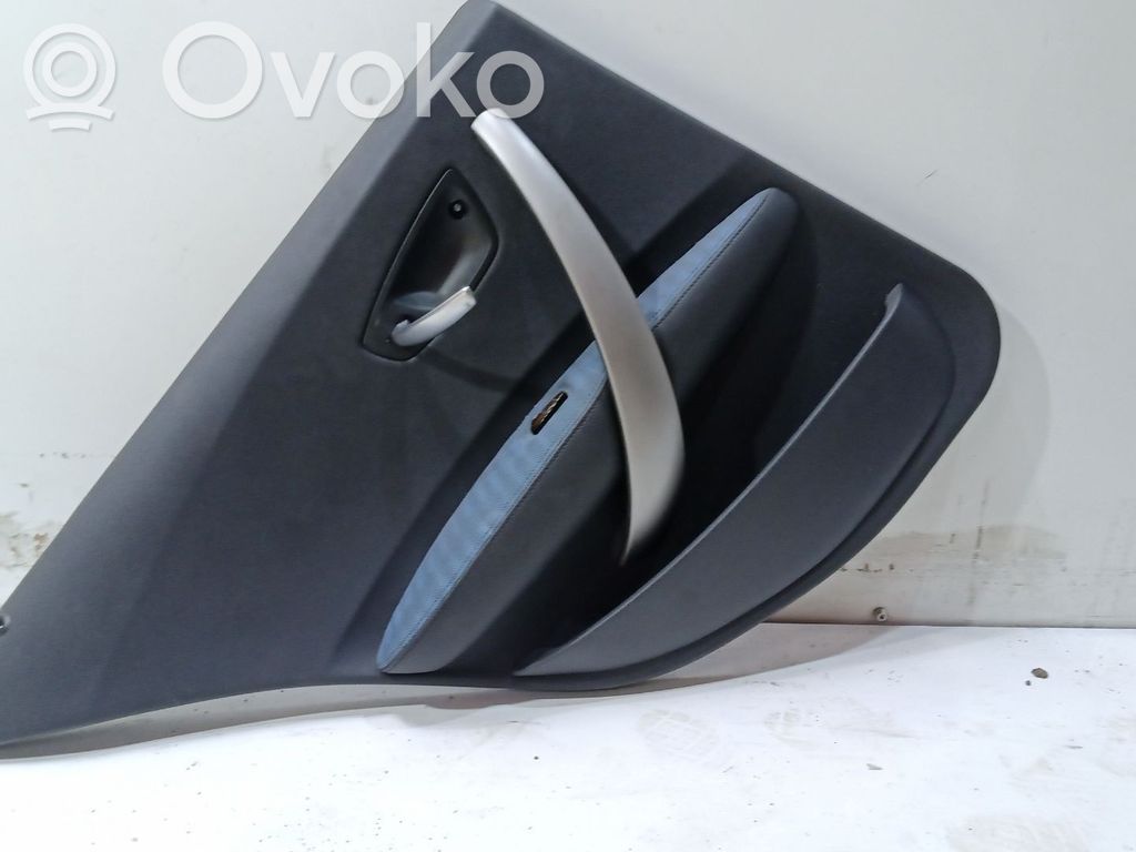 Moldura del tarjetero de la puerta trasera