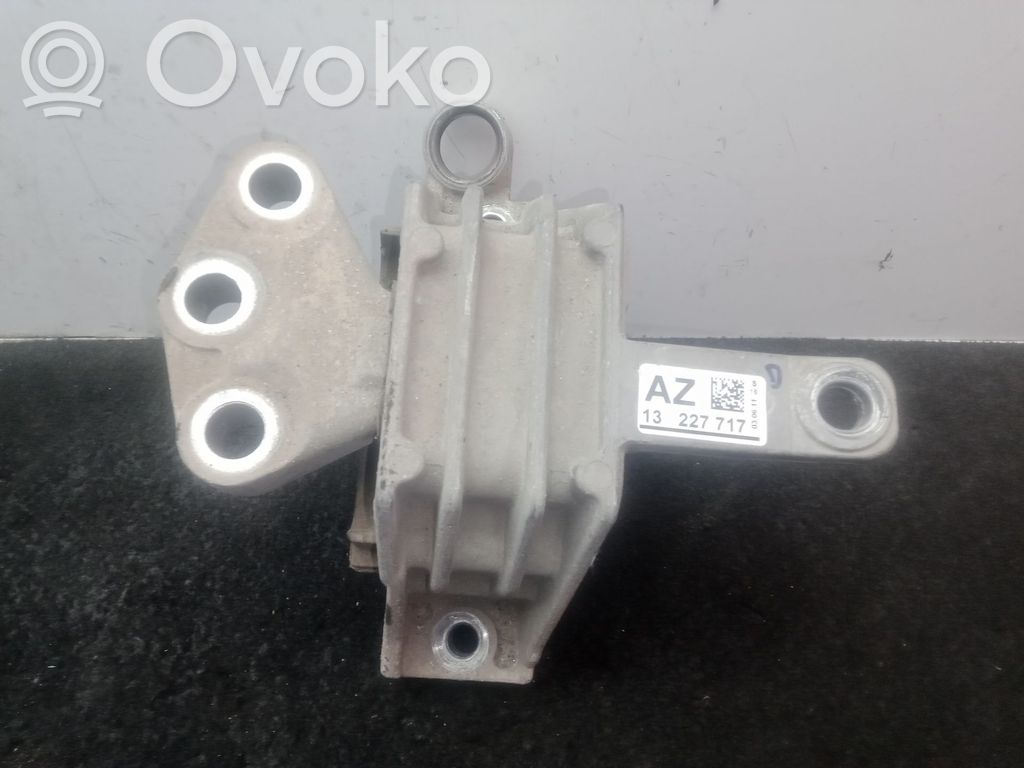Soporte de montaje del motor   13227717