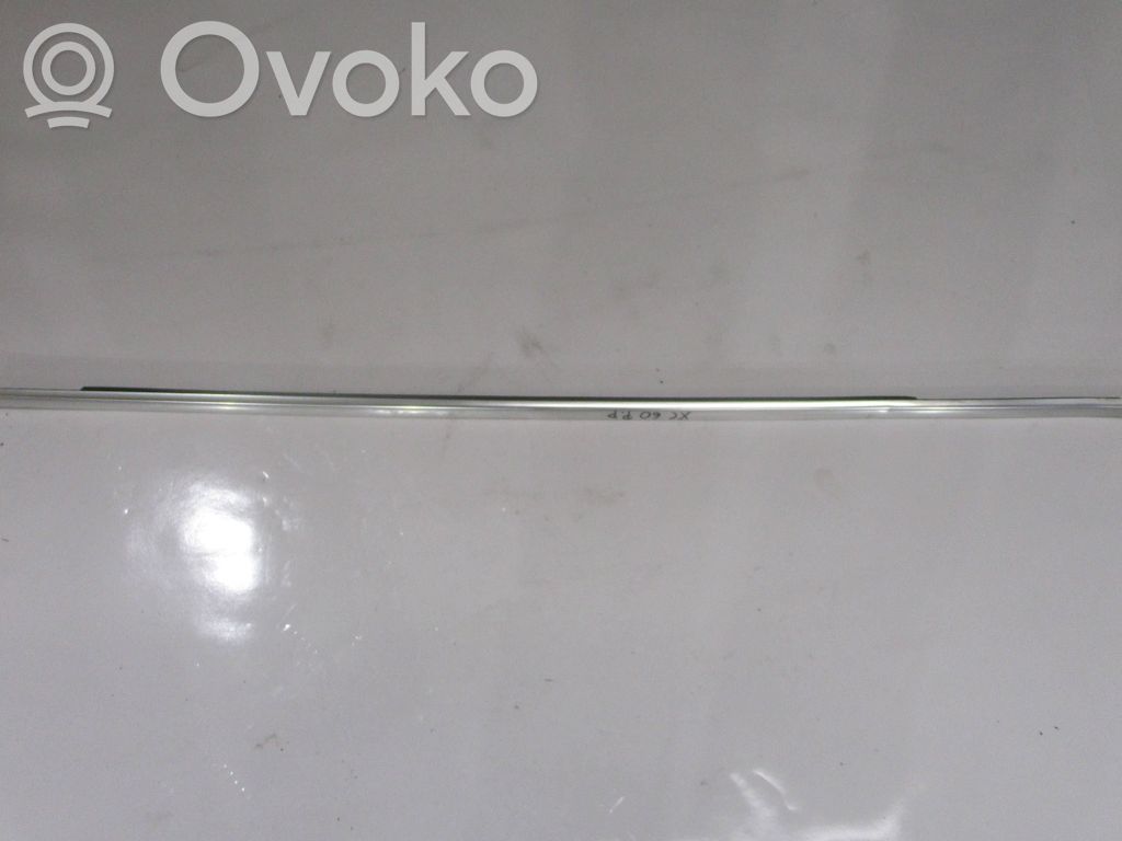 Front door windshield rail