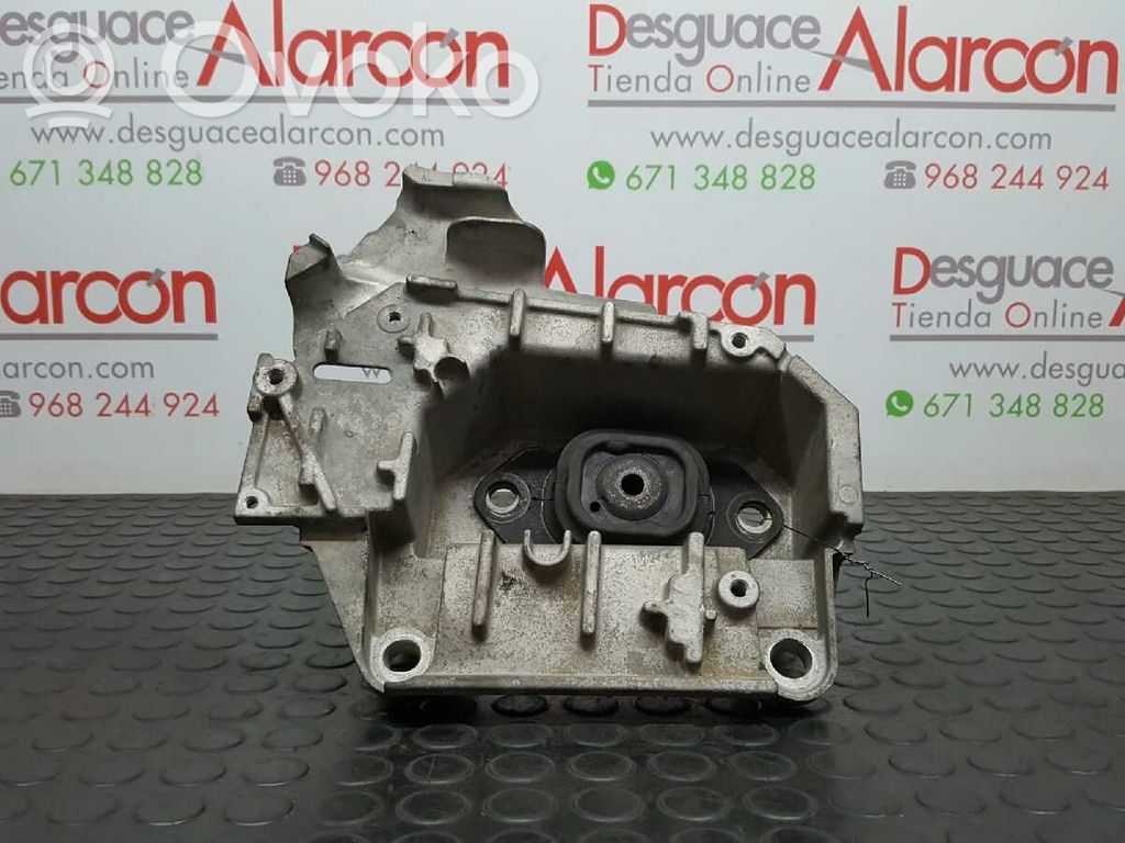 Engine mount bracket   8200477152