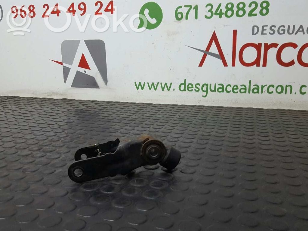 Peugeot 307 Engine mount bracket 