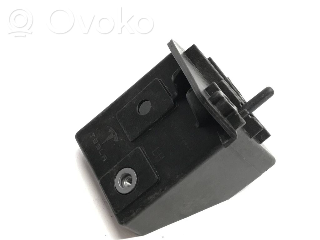 Tesla Model S Front bumper mounting bracket 