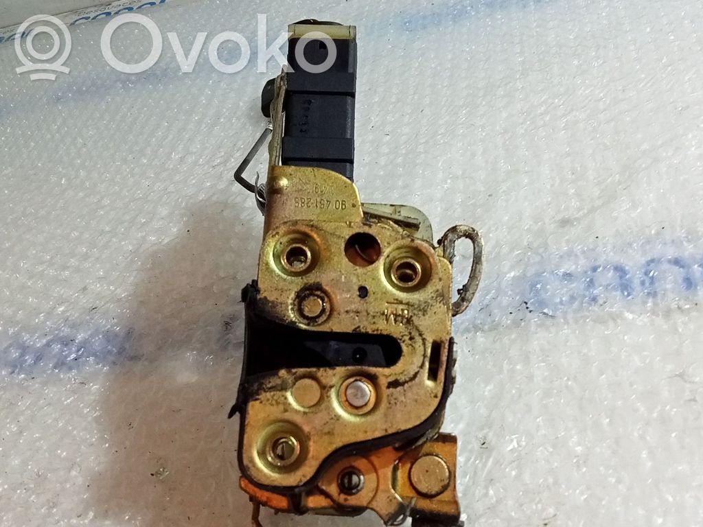 Opel Corsa B Priekšpusē slēdzene 